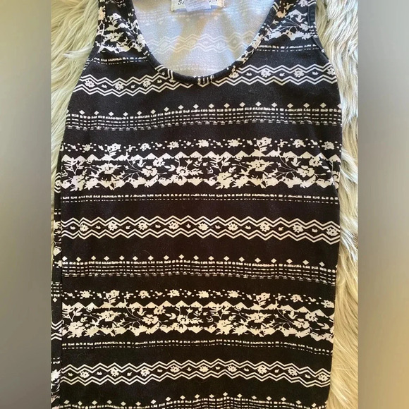 Black and white tank top - Picture 2 of 5